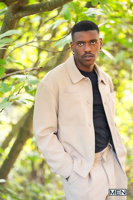 Der heiße Junge Nik Fros und der sexy Junge Eros Manos ficken nach dem interracialen Schwanzlutschen draußen