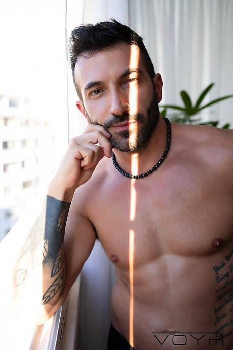 黒檀の筋肉質なライハイム・シャバズとイタリアのスーパースタッド、ジョニー・バイパーが筋肉ボディを披露