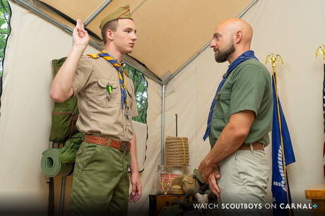 官能的な男アダム・スノーとセクシーな仲間ザック・スティールが良いセックスをする