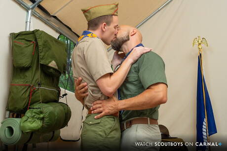 官能的な男アダム・スノーとセクシーな仲間ザック・スティールが良いセックスをする