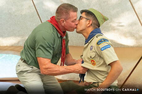 Latino-Twink Milo Miles und Tyler Saint lieben sich im Freien