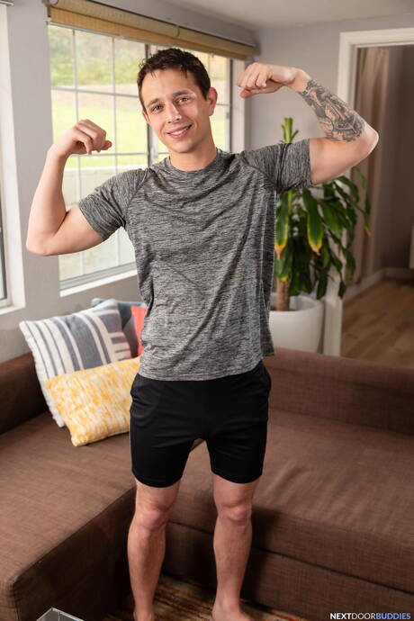 Mili amerykańscy chłopcy, kudłaty ogier Andrew Miller i młodzieniec Kyle Wyncrest mają gorącą scenę z parą