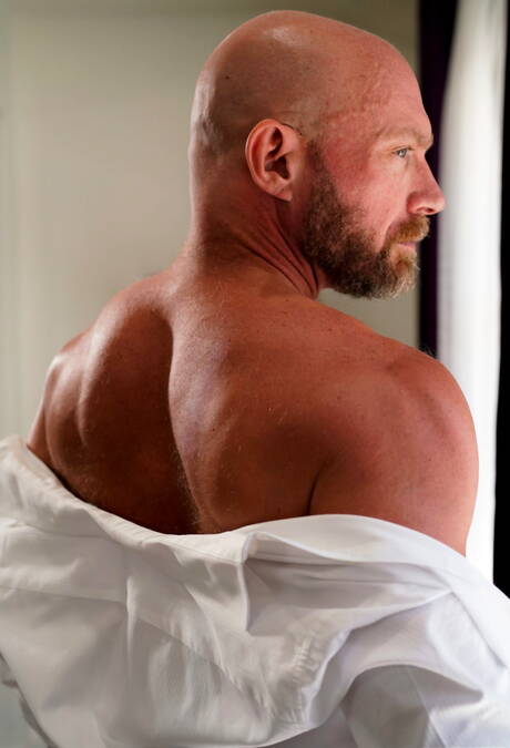 Die amerikanischen Pornostars, der heiße Bär Killian Knox und der attraktive Nick Fitt, in einer Blowjob-Szene