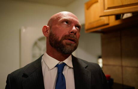 Die amerikanischen Pornostars, der heiße Bär Killian Knox und der attraktive Nick Fitt, in einer Blowjob-Szene