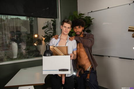 Mili amerykańscy faceci, piękny chłopak Trevor Harris i byk Tony Geniusz ruchają się po międzyrasowym ssaniu kutasa