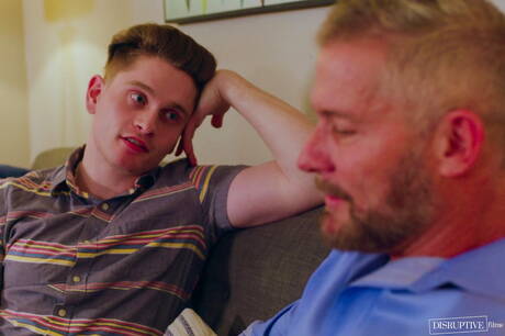 Nette amerikanische Jungs, der attraktive Typ Jay Tee und der Bulle Greg Dixxon zeigen einen perfekten Körper