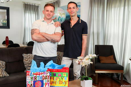 Umięśniony Latynos Des Irez i muskularny Amerykanin Andrew Delta uprawiają gorący seks