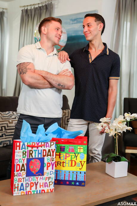 Umięśniony Latynos Des Irez i muskularny Amerykanin Andrew Delta uprawiają gorący seks