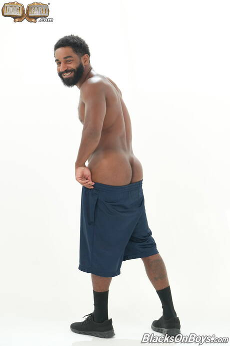 美國肌肉男 Pax Perry 和帥哥 Shadow 在戶外進行火熱的跨種族肛交