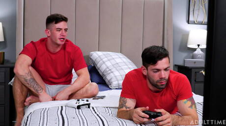 Die versauten Typen Jay Tee, Julian Brady und Trevor Brooks bei einem heißen Dreier-Arschfick