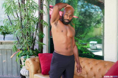 Two american dudes well-built Taylor Reign and bodybuilder Jj Lake have a good interracial sex