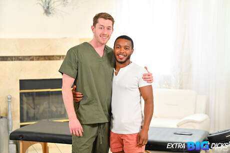 Zwei amerikanische Typen, der muskulöse Jake Klerin und der Muskelprotz Jake Waters, beim harten interracial Analsex