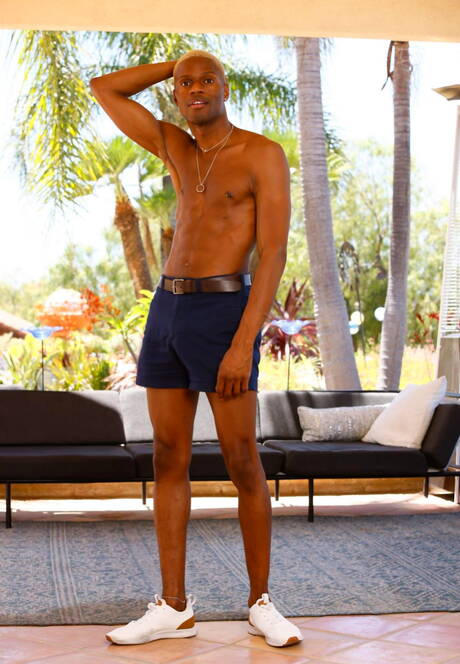 Twee Amerikaanse kerels, Isaiah Taye en spierbundel Aj Sloan, tonen een perfect lichaam