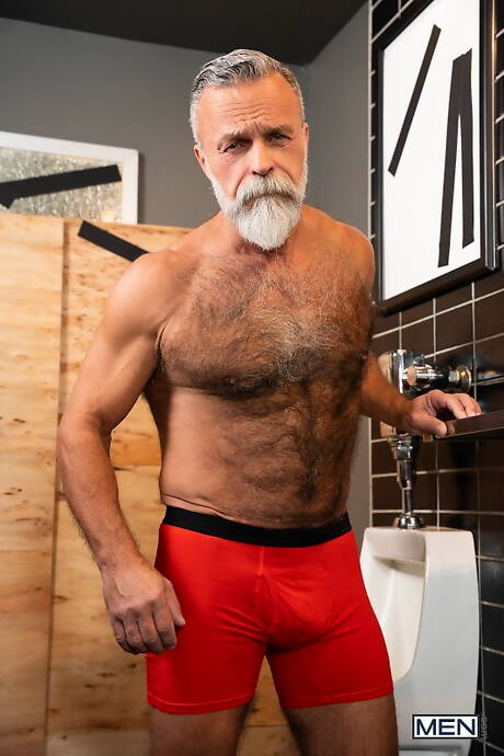 Il bellissimo ragazzo Daddy John e il sensuale amico Ali Rush fanno sesso bollente nella vasca da bagno