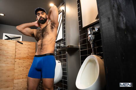 Il bellissimo ragazzo Daddy John e il sensuale amico Ali Rush fanno sesso bollente nella vasca da bagno