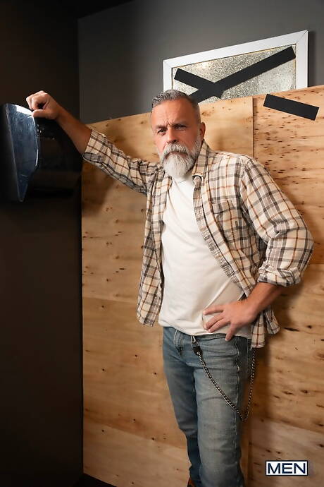 El guapo Daddy John y su sensual amiga Ali Rush tienen sexo caliente en el baño.