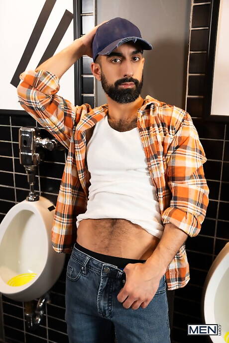 Men: Beautiful guy Daddy John and sensual buddy Ali Rush have a hot sex in bath