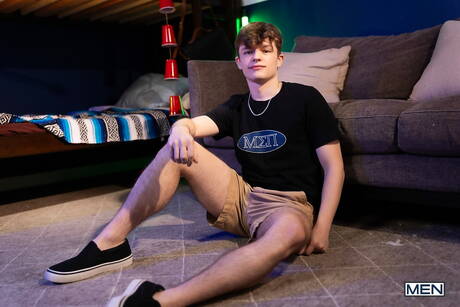 興奮した少年ジョニー・ドノヴァン、ジェイク・プレストン、フィン・オーガストの熱い3Pアナルファックアクション