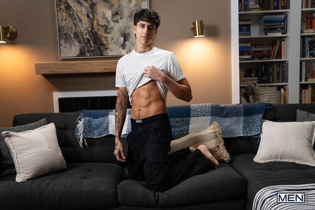 Der junge Amerikaner Joey Mills und der stämmige Lateinamerikaner Angel Elias haben harten Analsex