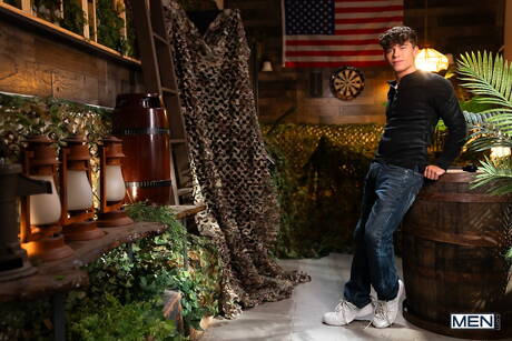 Gorący amerykańscy faceci młody koleś Drake Von i dobrze zbudowany Trevor Brooks ruchają się w dupę po obciąganie