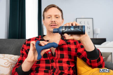 Der heiße Hengst Ethan Chase und sein heißer Kumpel Shawn Rhimes ficken nach dem Schwanzlutschen