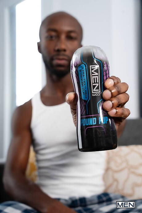 Der heiße Hengst Ethan Chase und sein heißer Kumpel Shawn Rhimes ficken nach dem Schwanzlutschen