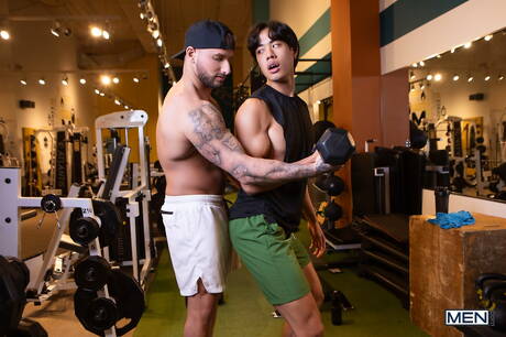 El galán Parker Savage y el supersemental Jay Wu tienen sexo caliente en pareja