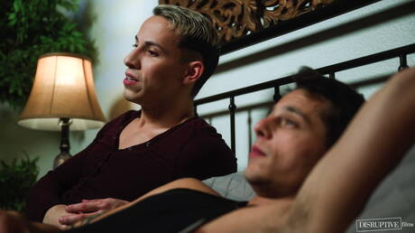 Umięśniony Latynos Des Irez i przystojny Amerykanin Kyle Wyncrest uprawiają dobry seks