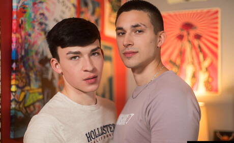 Il bel ragazzo americano Kane Fox e il giovane Devin Holt fanno l