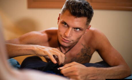 Heiße amerikanische Jungs, der kräftige Troy Accola und der Muskelprotz Travis Stevens bohren einen Arsch