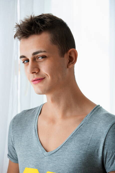 Hungarian twink Riff Dornan get naked and showing his butt