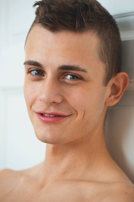 Il ragazzo ungherese Riff Dornan si spoglia e mostra il suo sedere