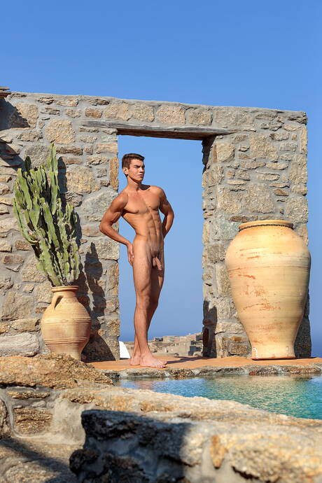 匈牙利肌肉男 Bart Cuban 和捷克超級帥哥 Jon Kael 在泳池邊赤身裸體，露出臀部