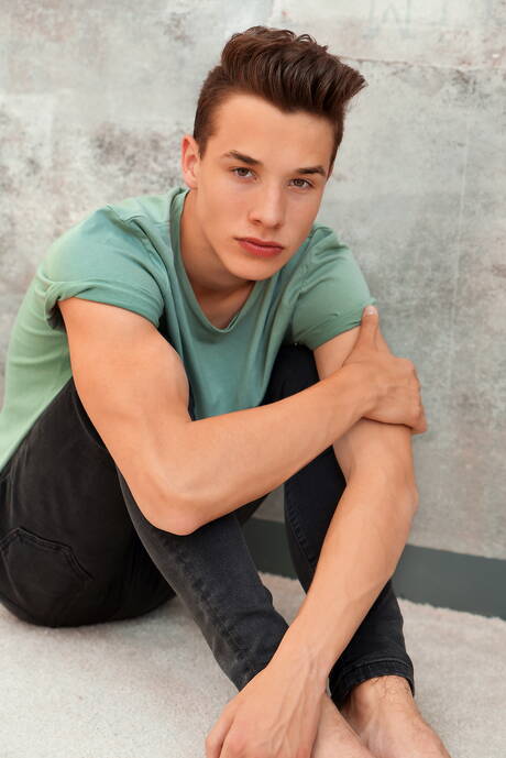 Le jeune John Leto pose nu et montre ses fesses chaudes