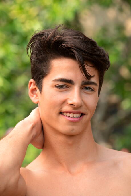 Freshmen: Beefy Ayden Mallory shows a beautiful body outdoor