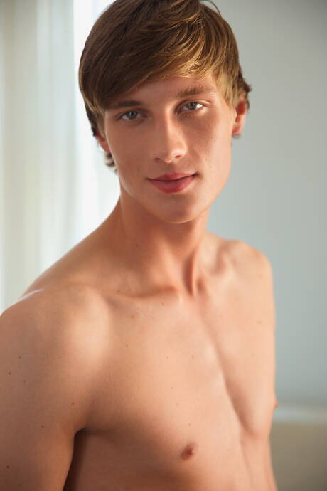 捷克硬漢Ashton Montana赤裸裸，露出性感臀部