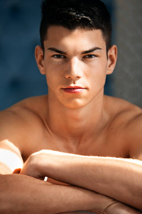 匈牙利大力士巴特·庫班裸體擺造型，秀出性感臀部