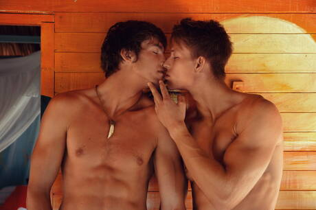 Il bel ragazzo ceco Helmut Huxley e il fusto slovacco Nils Tatum si spogliano e mostrano il loro bel sedere