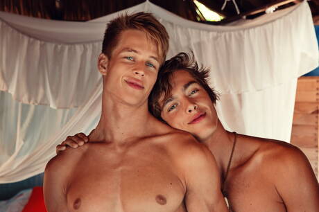 Il bel ragazzo ceco Helmut Huxley e il fusto slovacco Nils Tatum si spogliano e mostrano il loro bel sedere