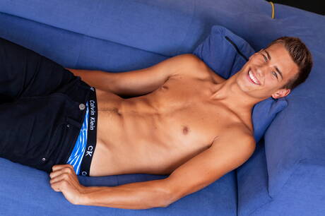 Der tschechische Schönling Tom Houston posiert nackt und zeigt seinen Hintern