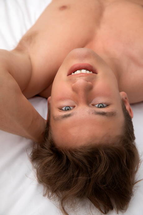 ハンサムなジーン・アレンが裸でポーズをとり、素敵なお尻を見せる