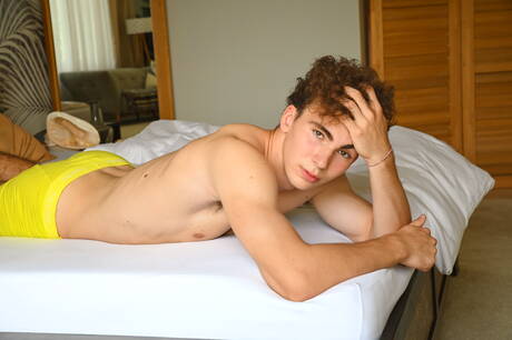 O musculoso Leyton Douglas fica nu e mostra uma bela bunda