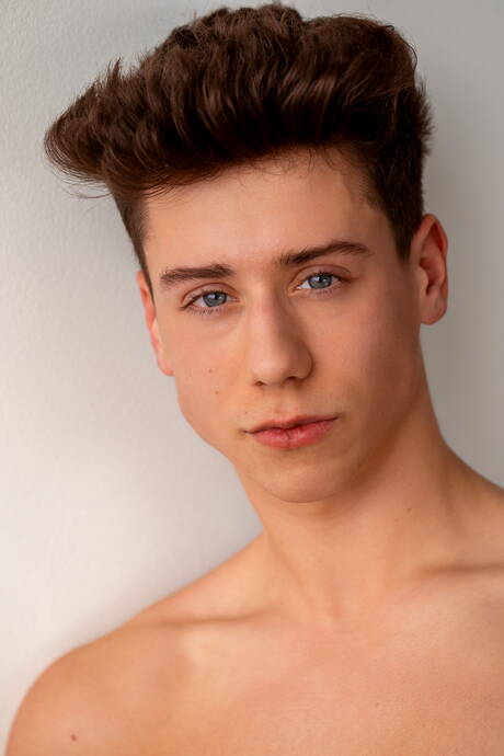 たくましい体格のトミー・クラプトンが裸でポーズをとり、セクシーなお尻を披露