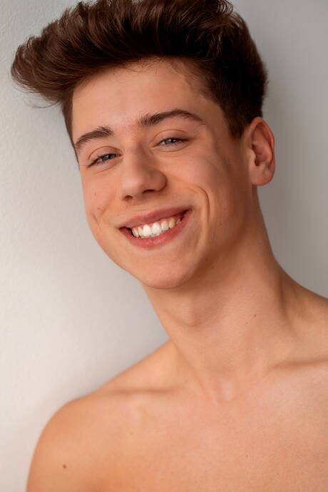 Well-built Tommy Clapton posing naked and showing hot butt