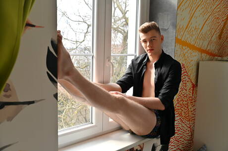 El hombre fuerte Daley Anholt se desnuda y muestra su culo al aire libre