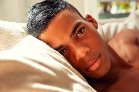 Il duro ragazzo di colore Javier Girard si spoglia e mostra il suo culo stretto