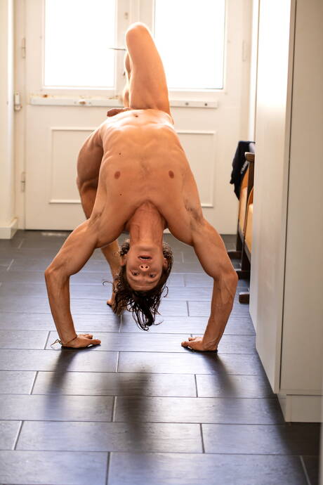 Węgierski przystojniak Ethan Opry pozuje nago i pokazuje tyłek