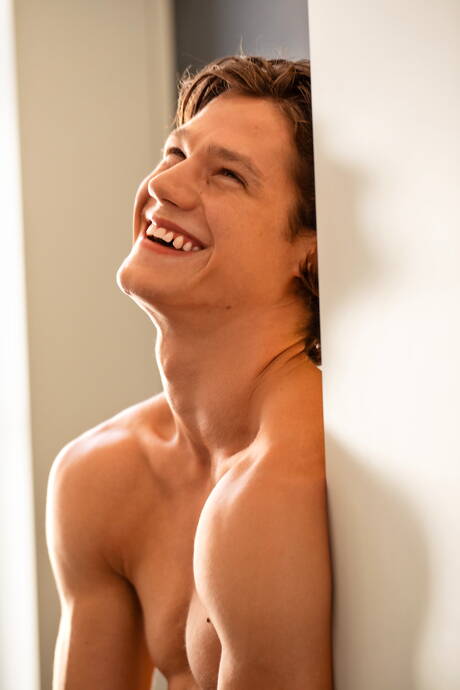 Węgierski przystojniak Ethan Opry pozuje nago i pokazuje tyłek