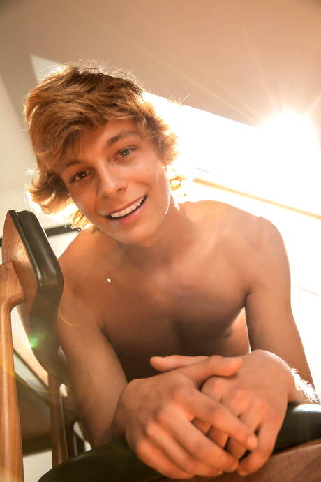 Der schöne Amerikaner Tim Moffie zieht sich aus und zeigt einen schönen Hintern