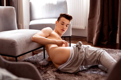 Knappe kerel John Leto poseert naakt en laat zijn strakke kont zien